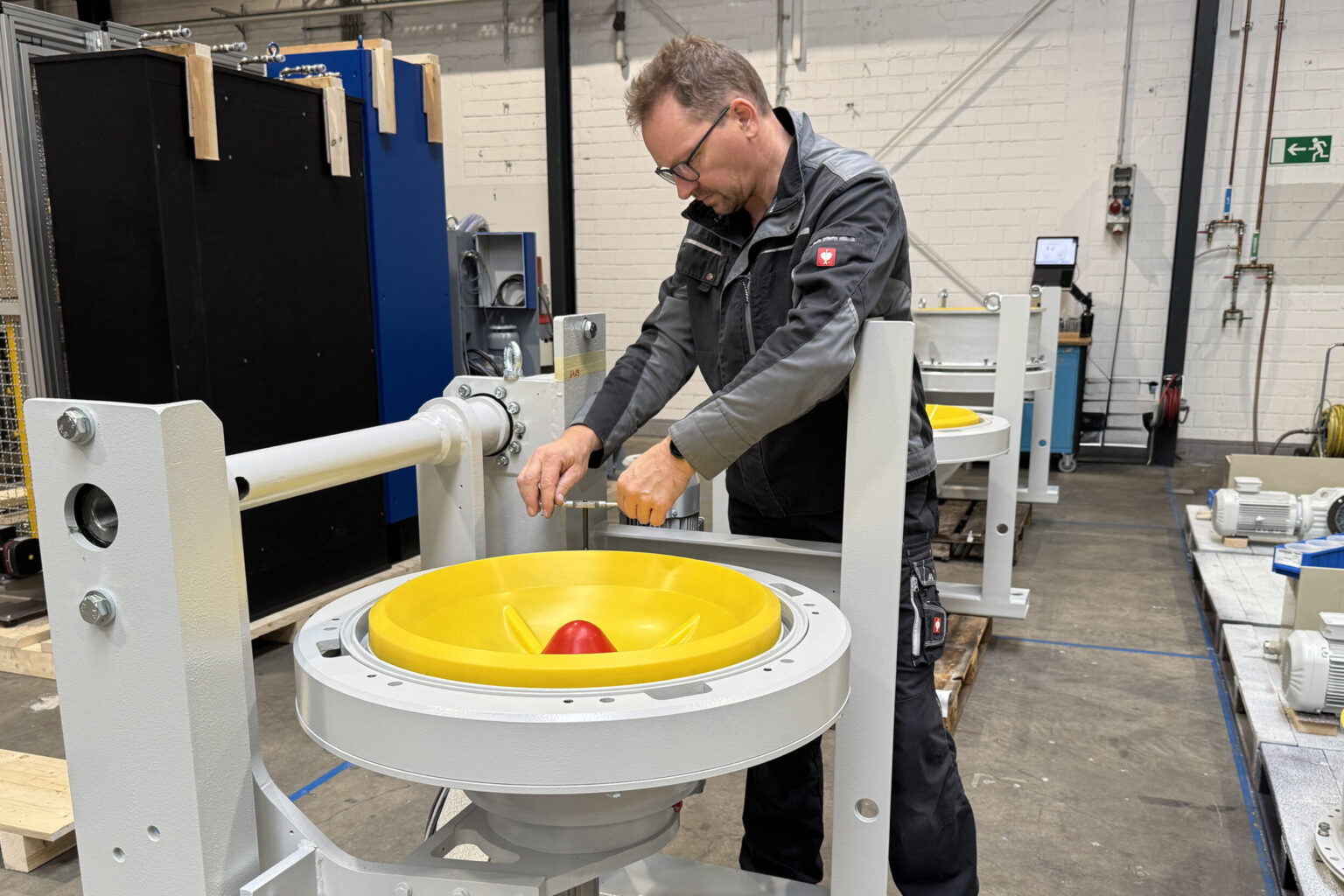 Industriemechaniker von Spaleck Oberflächentechnik bei der Montage einer Anlage Gleitschleifen
