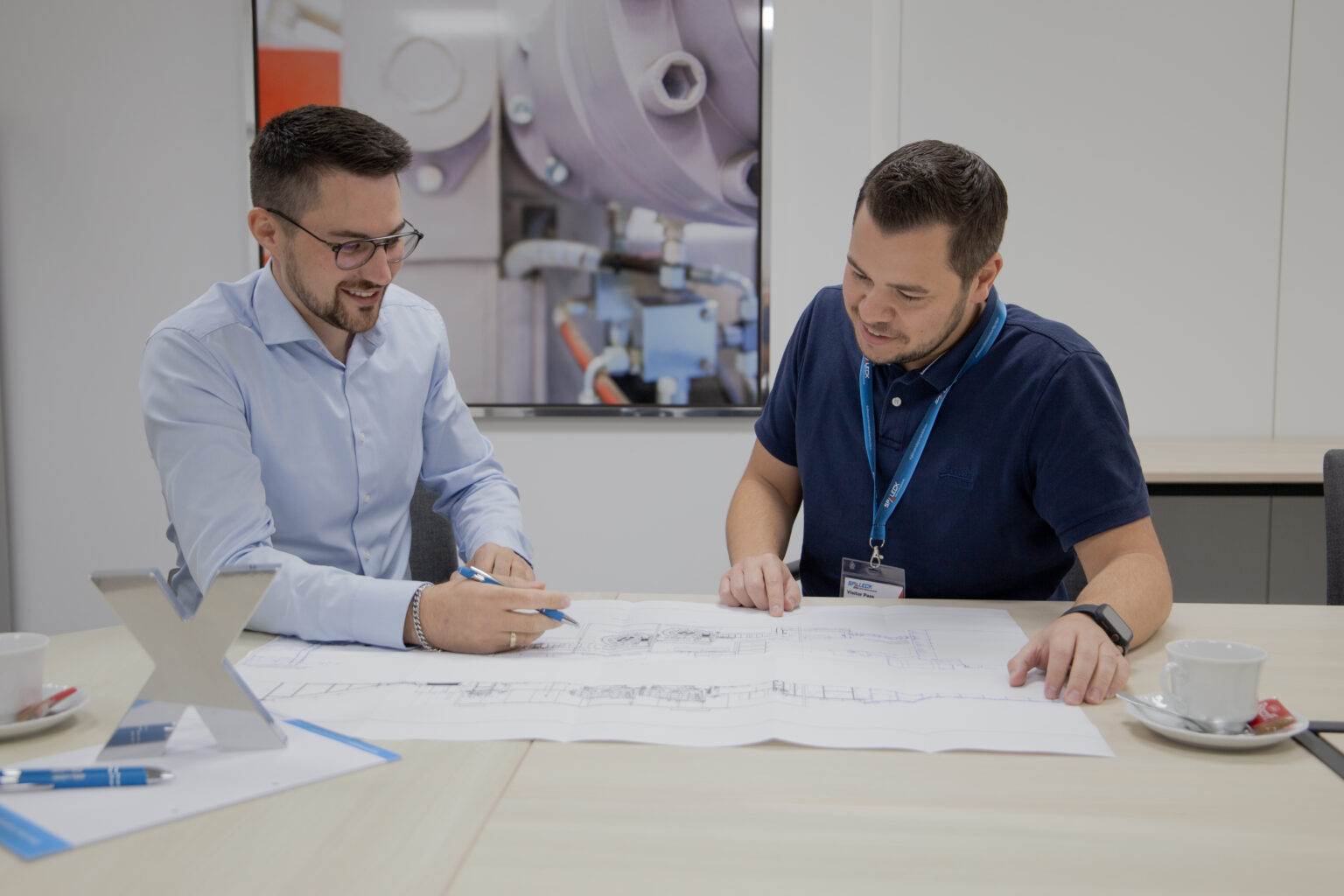 Mitarbeiter und Kunde von Spaleck Oberflächentechnik beim Projektmanagement