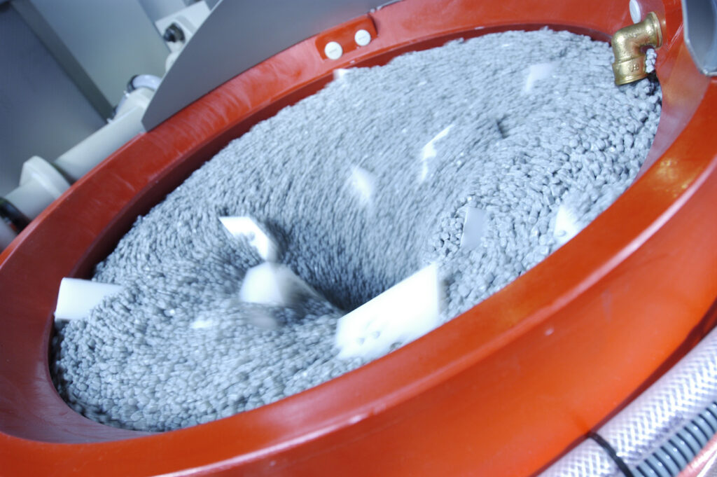 Fliehkraftanlage Gleitschleifanlagen Maschine zum Gleitschleifen bei Spaleck Oberflächentechnik