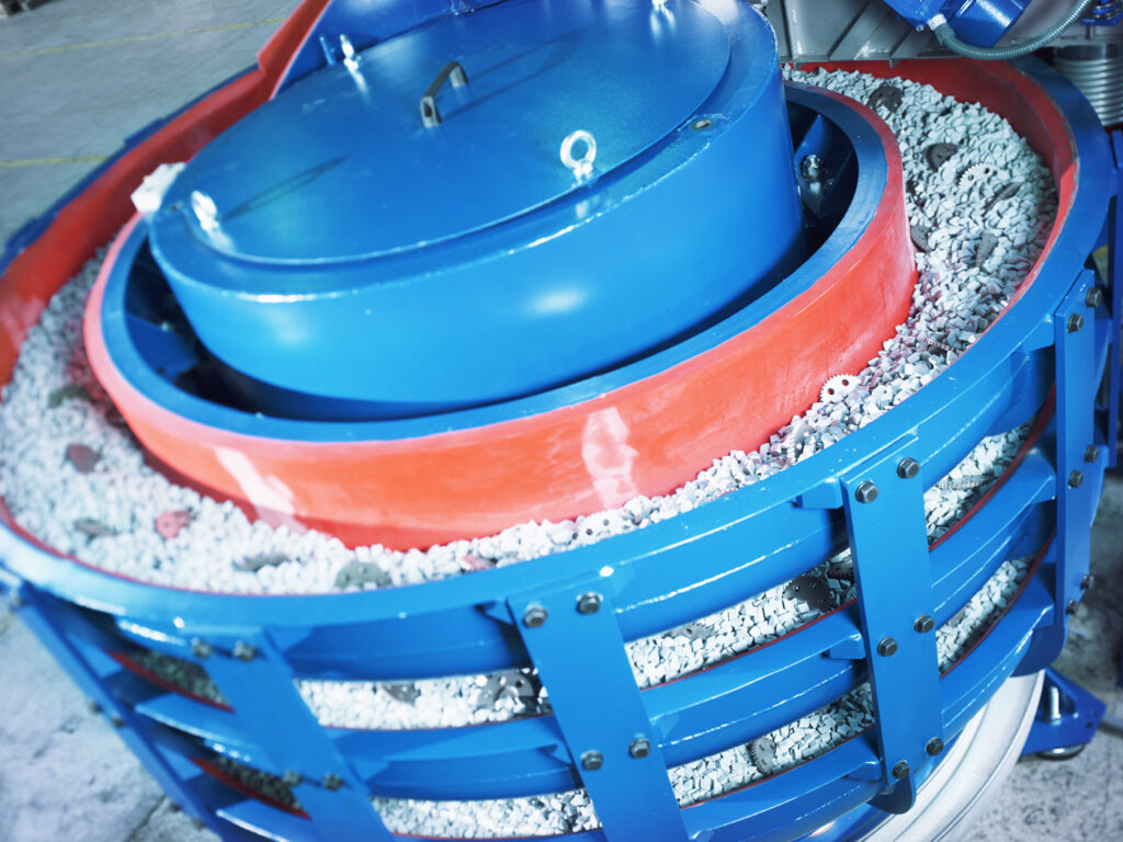 Durchlaufanlage Gleitschleifanlage Maschine zum Gleitschleifen bei Spaleck Oberflächentechnik